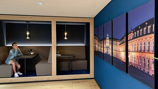Neues Schloss Stuttgart, dieses Motiv teilt sich auf 5 Akutsikbilder auf im Flur der Contora Office Solution Stuttgart