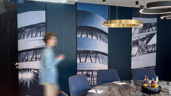 Stuttgart, CONTORA Offices Konferenzraum mit Lamellenwand und rundem Konferenztisch, contora.de (Büro mit Besprechungstisch)