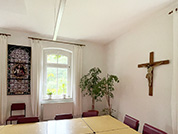 Das Akustikbild in 67 x 170 cm zeigt ein Kirchenfenster mit dem Abbild Jesus