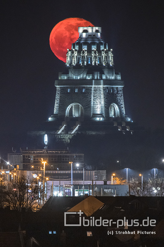 Roter Mond am Völkerschlachtdenkmal